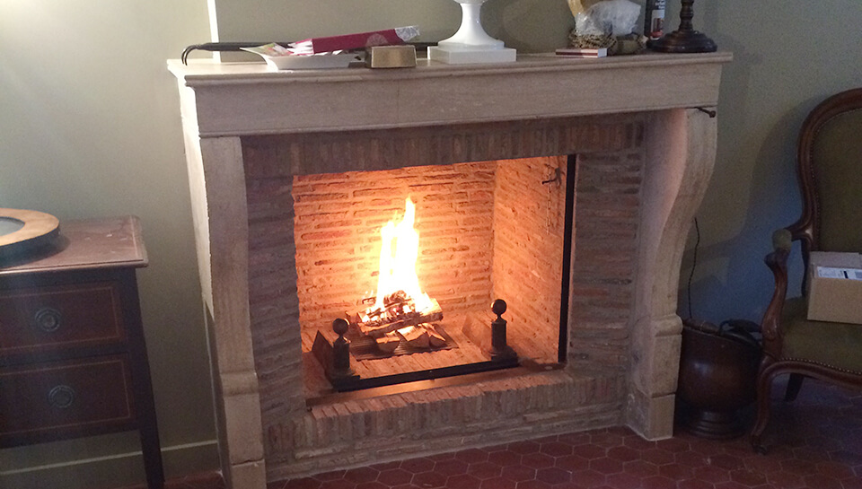 Offener Kamin, offene Feuerstelle im Wohnzimmer